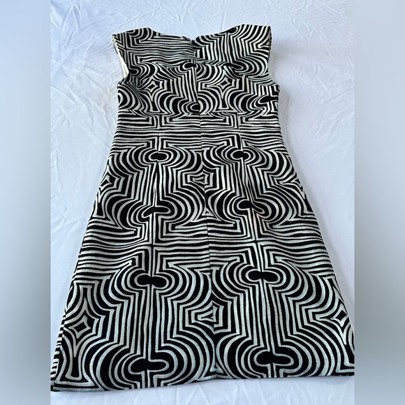 Classic Trina Turk Geometric Print Sheath Dress - Size 4 - Picture 2 of 6
